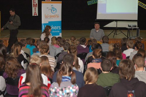 "Skrzynia" i Oliwia Jabłońska (wicemistrzyni paraolimpijska), w trakcie jednego ze spotkań z uczniami