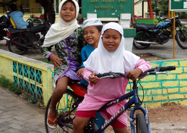 Dzieci jadące do meczetu na wspólne czytanie Koranu