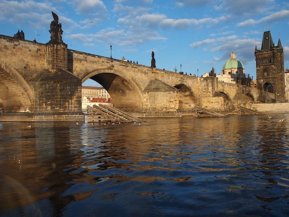 Most Karola z perspektywy Wełtawy.