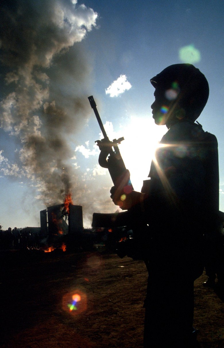 Żołnierze sił pokojowych podczas  starć w Takozie.