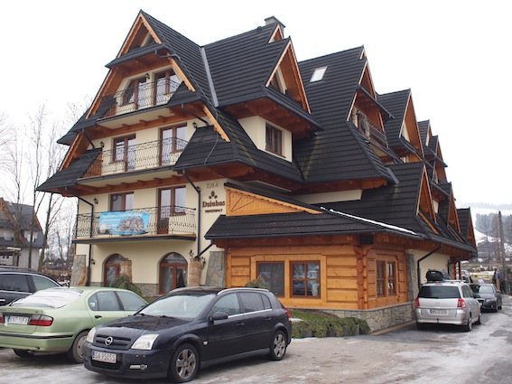 Nasz pensjonat w stylu neozakopiańskim, jaki reprezentuje większość budynków w Białce