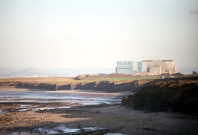Lokalizacja planowanej elektrowni Hinkley Point C. Widoczne są budynki starszych instalacji Hinkley Point A oraz B.