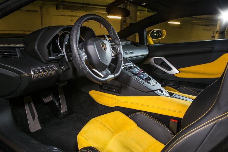 Nazwanie go wygodnym byłoby nadużyciem, choć wnętrze jest przyjemne i estetyczne. Trudno się z niego wychodzi, dosłownie i w przenośni