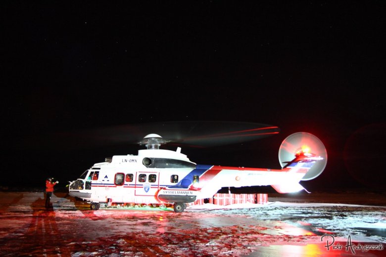Śmigłowiec Gubernatora, którym we wtorek 4.12 przylecieli ostatni goście w tym roku.