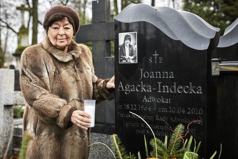 Mecenas Elżbieta Agacka-Gajdowska przy grobie swojej córki w listopadzie 2016 r.