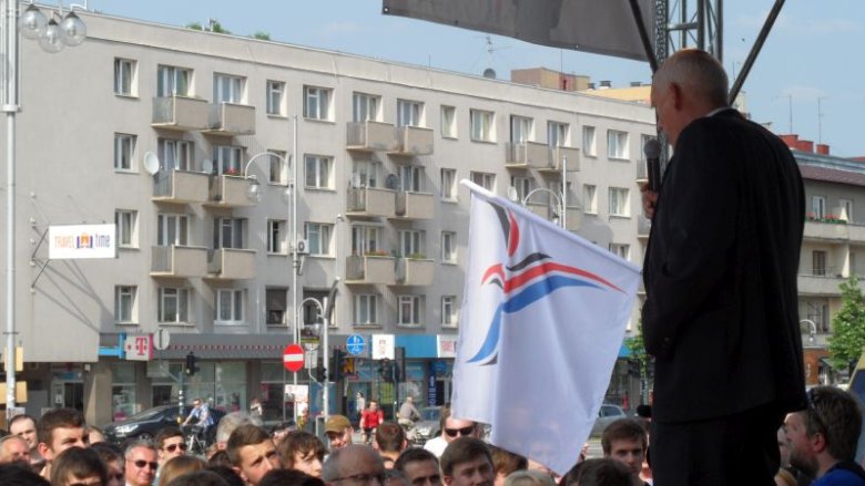 Pod sceną zgromadziła się kilkusetosobowa grupa słuchaczy. Większość stanowiła młodzież.