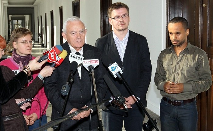 Spotkanie Grupy Inicjatywnej ds. Związków Partnerskich z przewodniczącym SLD. Od lewej: Yga Kostrzewa, Leszek Miller, Tomasz Szypuła i Krystian Legierski