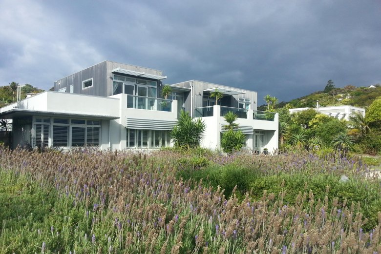 Pensjonat, w którym pracujemy, leży tuż przy zatoce.