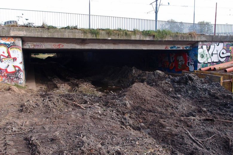 Rowerem na Służewiec: Koryto Potok Służewiecki przesunięto do południowej ściany mostu. Wolna przestrzeń to 12 metrów!!!!
I tu się "nie mieści" przejazd rowerowy, ani przejście. — w miejscu: Staw Służewiecki