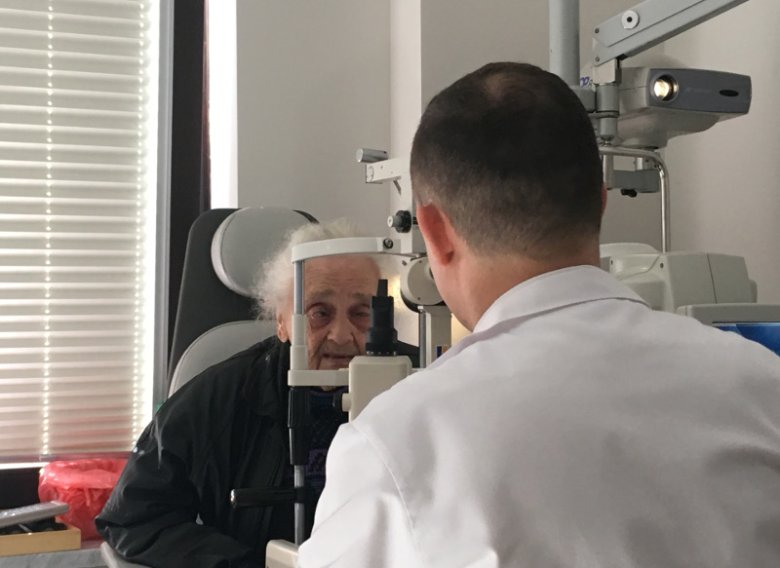 W środę byliśmy z panią Marią na konsultacji po zabiegu. 83-latka bez problemu (przy zasłoniętym prawym, zdrowszym oku) odczytała wyświetlone na ścianie przed nią litery.