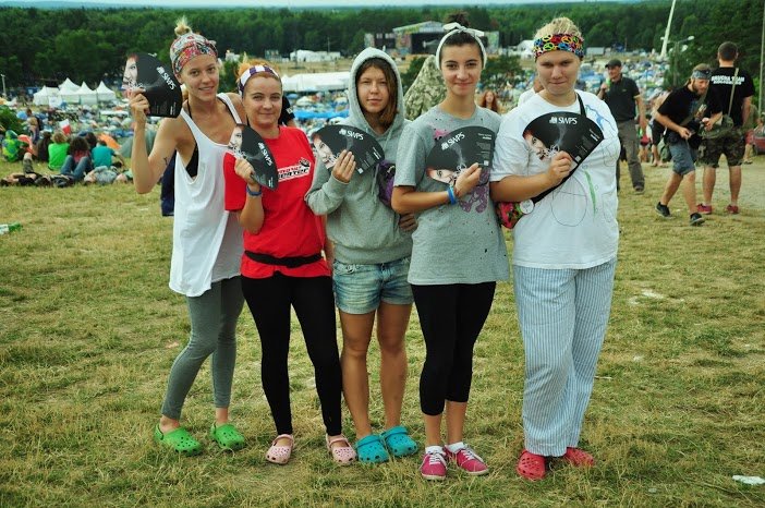 'Armia" Dziewczynki z książką z wachlarzami partnera kampanii - SWPS