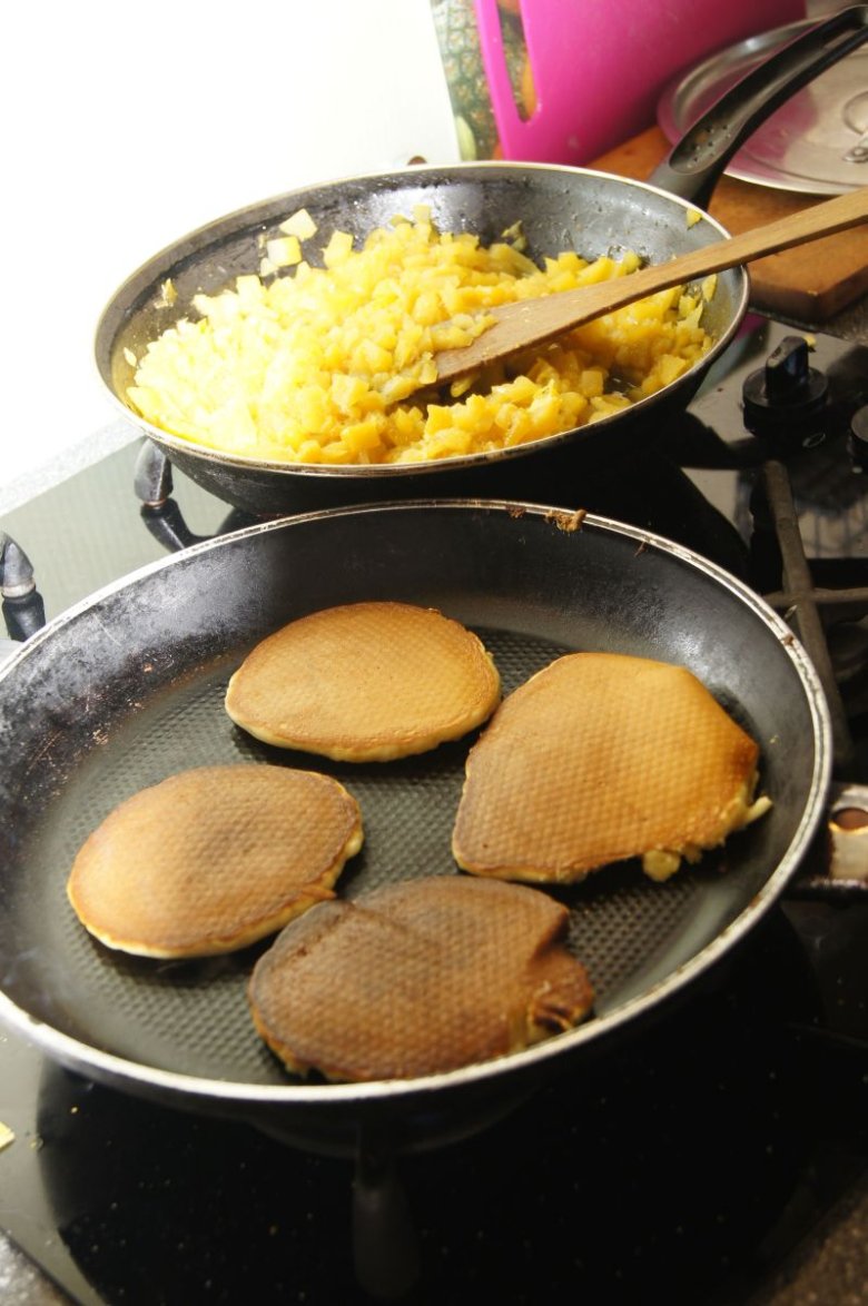 pancakes z sosem z mango