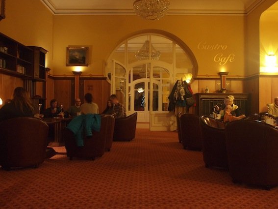 Ciepłe, czekoladowe wnętrze kawiarni w smokowieckim Grandzie