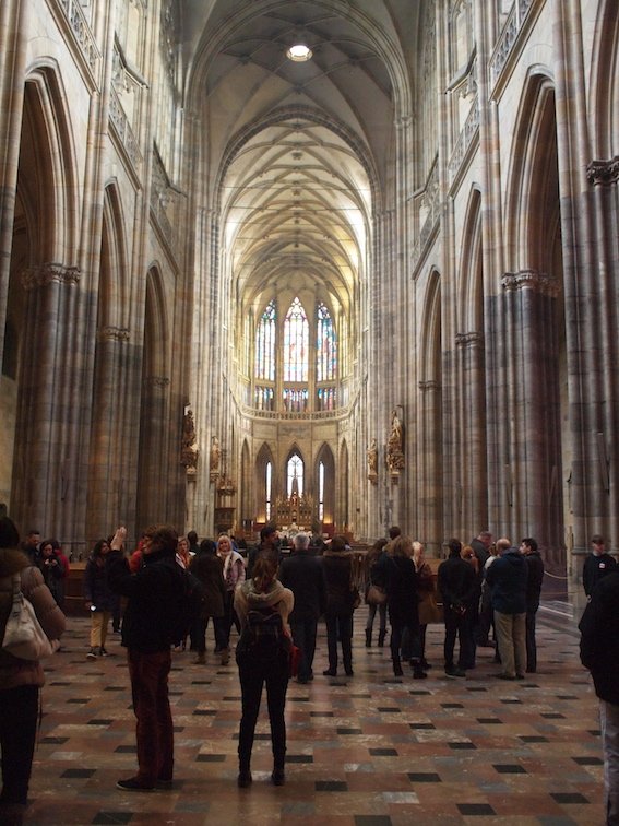 Imponujące wnętrze katedry św. Wita na Hradczanach.