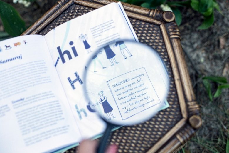 Wśród niemal stu gier znajdziemy  zarówno zabawy słowne, jak i muzyczne czy taneczne