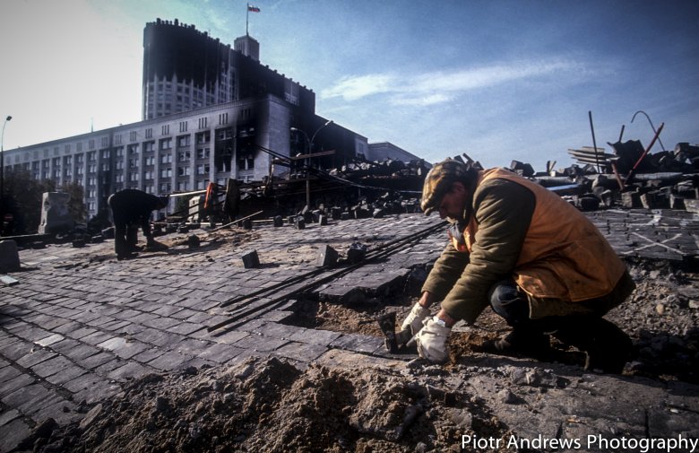 Porządki po puczu. Renowacja terenu wokół Białego Domu w Moskwie. 