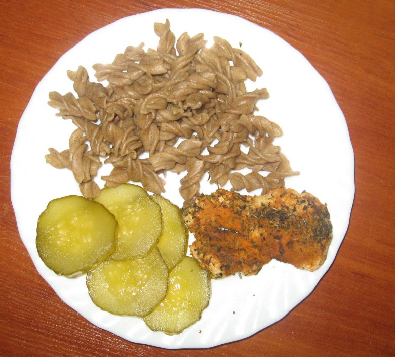 Plastry kiszonego ogórka, garstka makaronu razowego i kawałek piersi z kurczaka. Tak wyglądał jeden z moich posiłków 37 dnia diety.