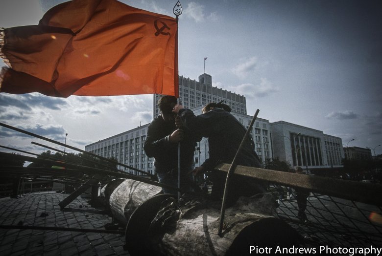 Puczyści budują barykady wokół Białego Domu w Moskwie.