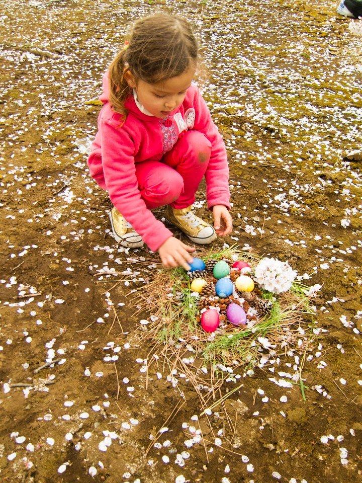 a to moja Wielkanoc; pisanki wśród płatków kwiatów wiśni