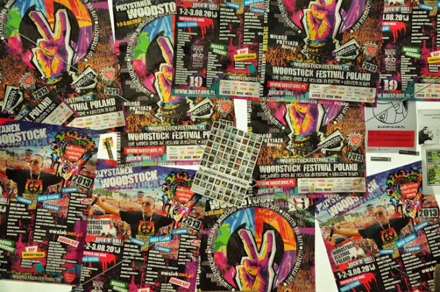 Plakat kampanii Dziewczynka z książką pośród plakatów woodstockowych