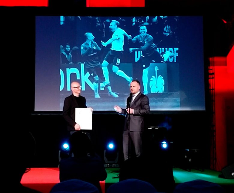 Nagrodę odbieram z rąk Artura Sikory z BZ WBK