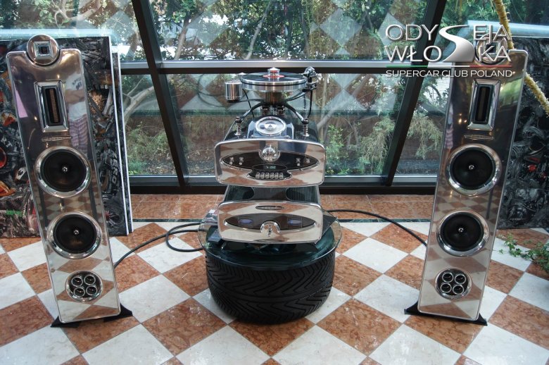 Muzyka, druga po samochodach pasja Paganiego. Choć motoryzacja jest nieodłącznym elementem każdej z nich