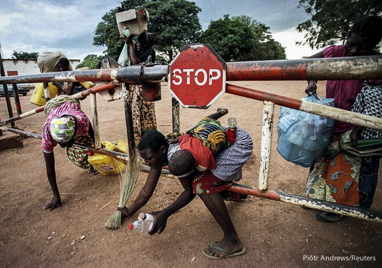 Kongijscy uciekinierzy przekraczają granice z Zambią.