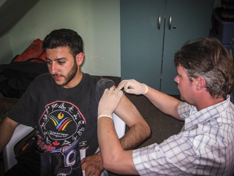 Brytyjski ochroniarz, będący jednocześnie przeszkolonym ratownikiem medycznym zszywa ramie Saada po powrocie z Karbali.