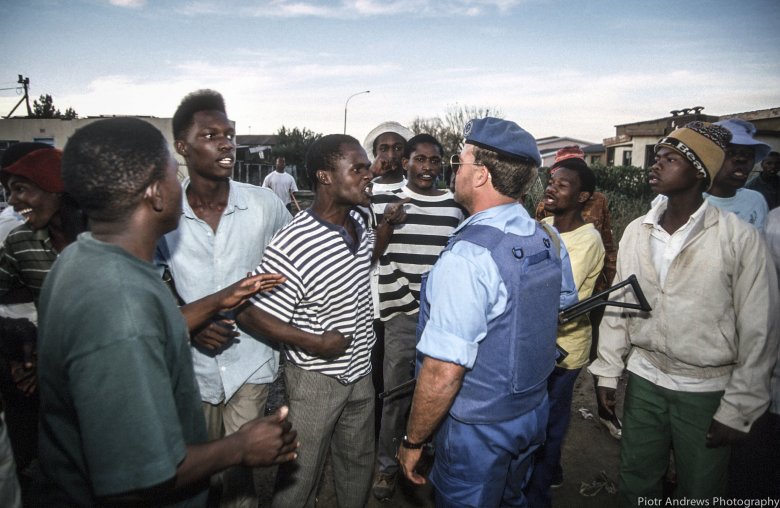 Żołnierz sil pokojowych uspokaja uczestników starć w Takozie.