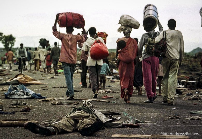 Uchodźcy z plemienia Hutu w drodze do Rwandy. Na drodze leży ciało zabitego w walkach żołnierza armii Zairu.