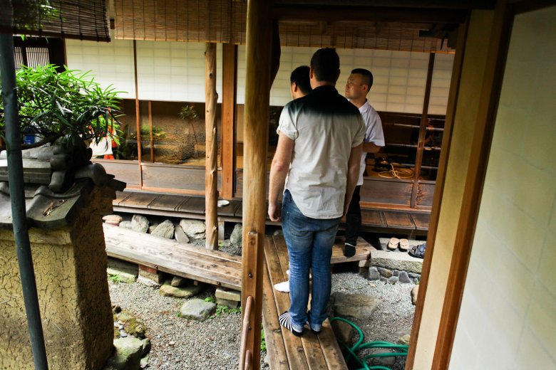 Przejście do drugiej sali restauracji