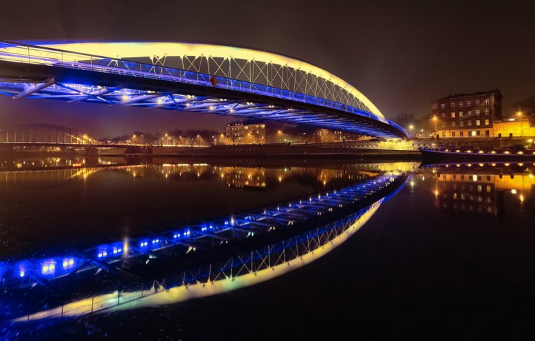 Kładka Bernatka na Wiśle podświetlona w geście solidarności z Ukrainą, Kraków, 21 luty 2014, fot. Beata Zawrzel / Reporter / East NewsKładka Bernatka na Wiśle podświetlona w geście solidarności z Ukrainą, Kraków, 21 luty 2014, fot. Beata Zawrzel / Reporte