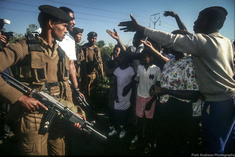 Mieszkańcy Takozy i Armii Południowo Afrykańskiej  podczas zamieszek w Takozie.