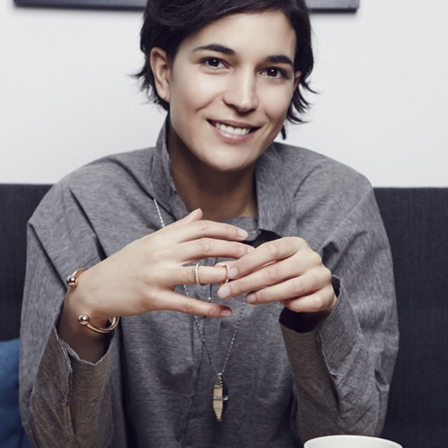 Wisior Eddie Borgo, bransoletka i pierścień „Nieskończoność” z kolekcji Dany Lorenz (marka Fallon). Koszula szara MMC.