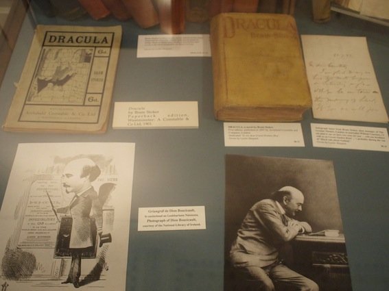 Muzeum Pisarzy w Dublinie – gablota poświęcona Bramowi Stockerowi, autorowi "Draculi".