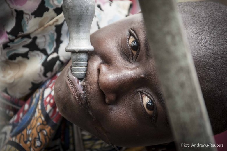 Dziecko przy prowizorycznym kranie w obozie dla uchodźców w Kongo.