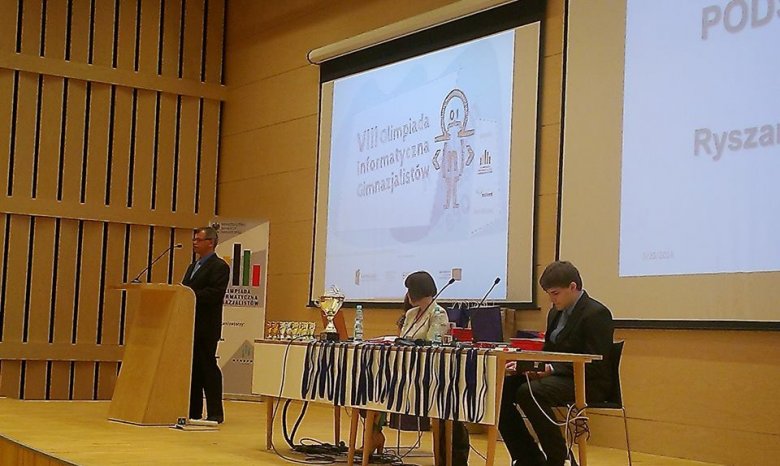 Prezes Stowarzyszenia "Talent" i nauczyciel wielu pokoleń laureatów olimpiad informatycznych Ryszard Szubartowski podczas podsumowania Olimpiady Informatycznej Gimnazjalistów - 25.05.2014.
