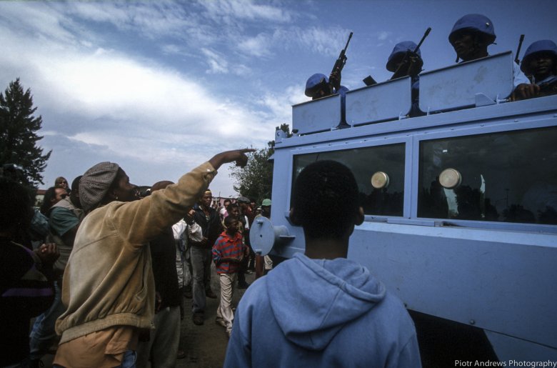 Mieszkańcy Takozy wygwizdują żołnierzy sił pokojowych podczas zbrojnych starć pomiędzy ANC i IFP w Takozie.