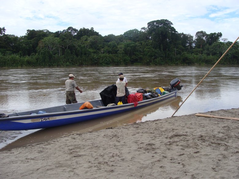 Łódź ze sprzętem wyprawy- gdzieś w Amazonii