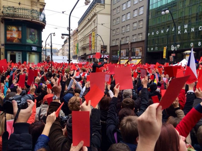 17.11.2014 - Aleja Narodowa w Pradze. Kilka tysięcy osób, w miejscu, gdzie komuniści brutalnie zatrzymali studencki marsz w 1989 roku, pokazuje Zemanowi czerwoną kartkę. Akcja miała jeszcze szerszy zasięg na sieciach społecznościowych.