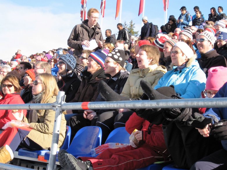 Publiczność na zawodach narciarskich w Trondheim