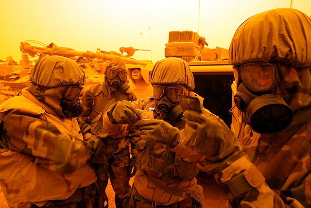 Prawdziwy alarm chemiczny podczas burzy piaskowej na pustyni w Iraku.