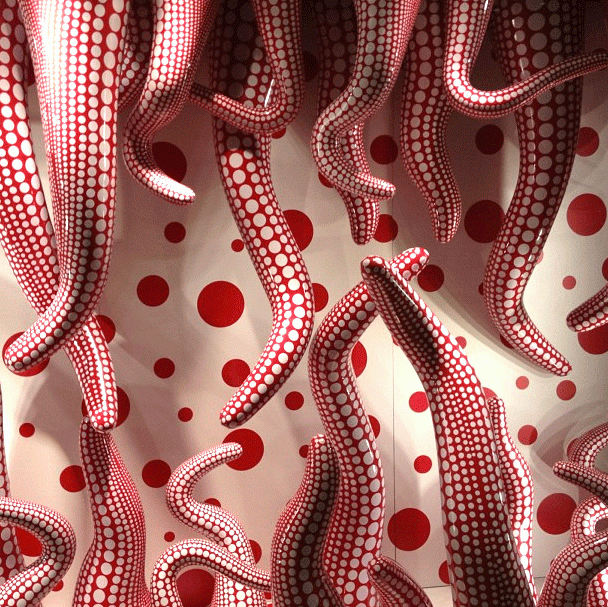 Kropki czerwone i białe.