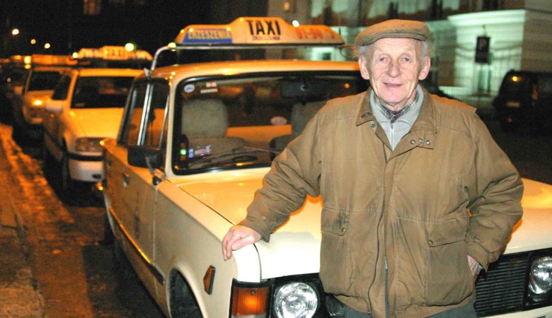 Pan Henryk Janicki przy swoim fiacie 125p z numerem "2"; Toruń, plac Teatralny około 2008 roku