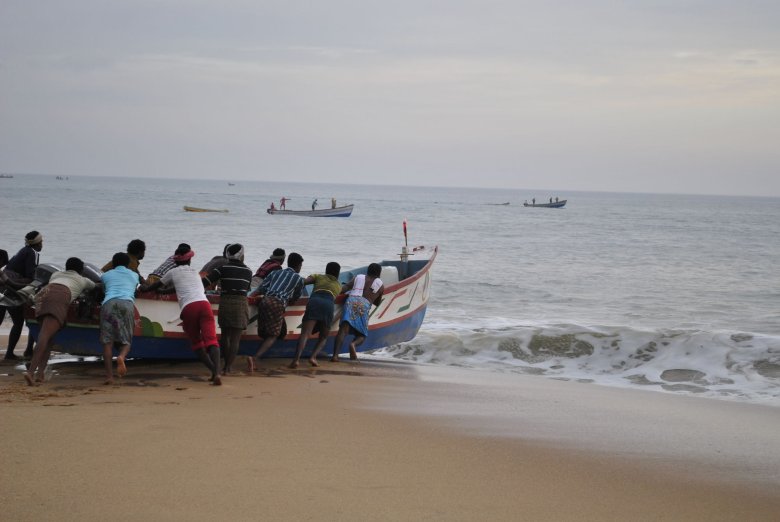 Rybacy z wioski rybackiej na wybrzeżu Morza Arabskiego, Indie