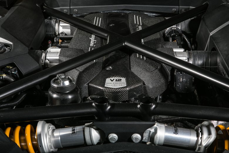W bardzo niepoważnym nadwoziu upakowano bardzo poważną technologię. Aventador prowadzi się ciężko, ale taka jest cena bezwzględnej stabilności i 350 km/h prędkości maksymalnej