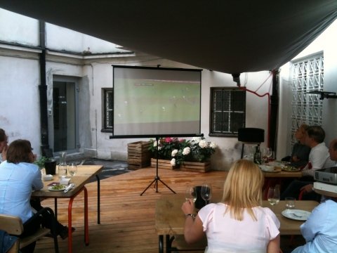 Oglądanie meczu w winiarni - nowa świecka tradycja.