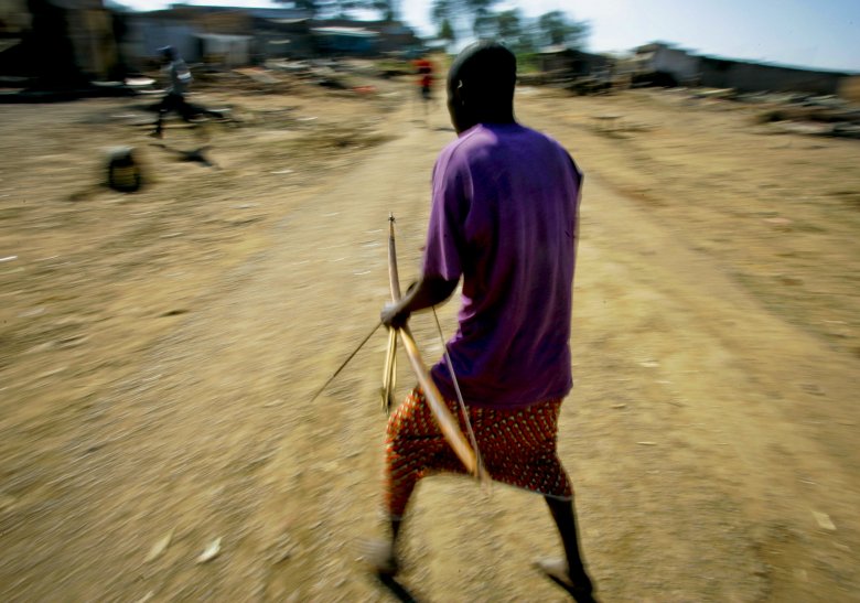 Wojownicy plemienia Kisii podczas bitwy na strzały z plemieniem Kalenjin w miejscowości Chelipat.