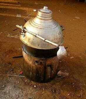 stary garnek do gotowania tradycyjnego "fulu"