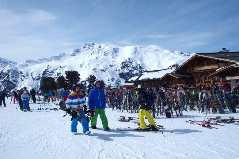 Narciarze i snowboardziści ciągną na obiad do Zirbenhutte.